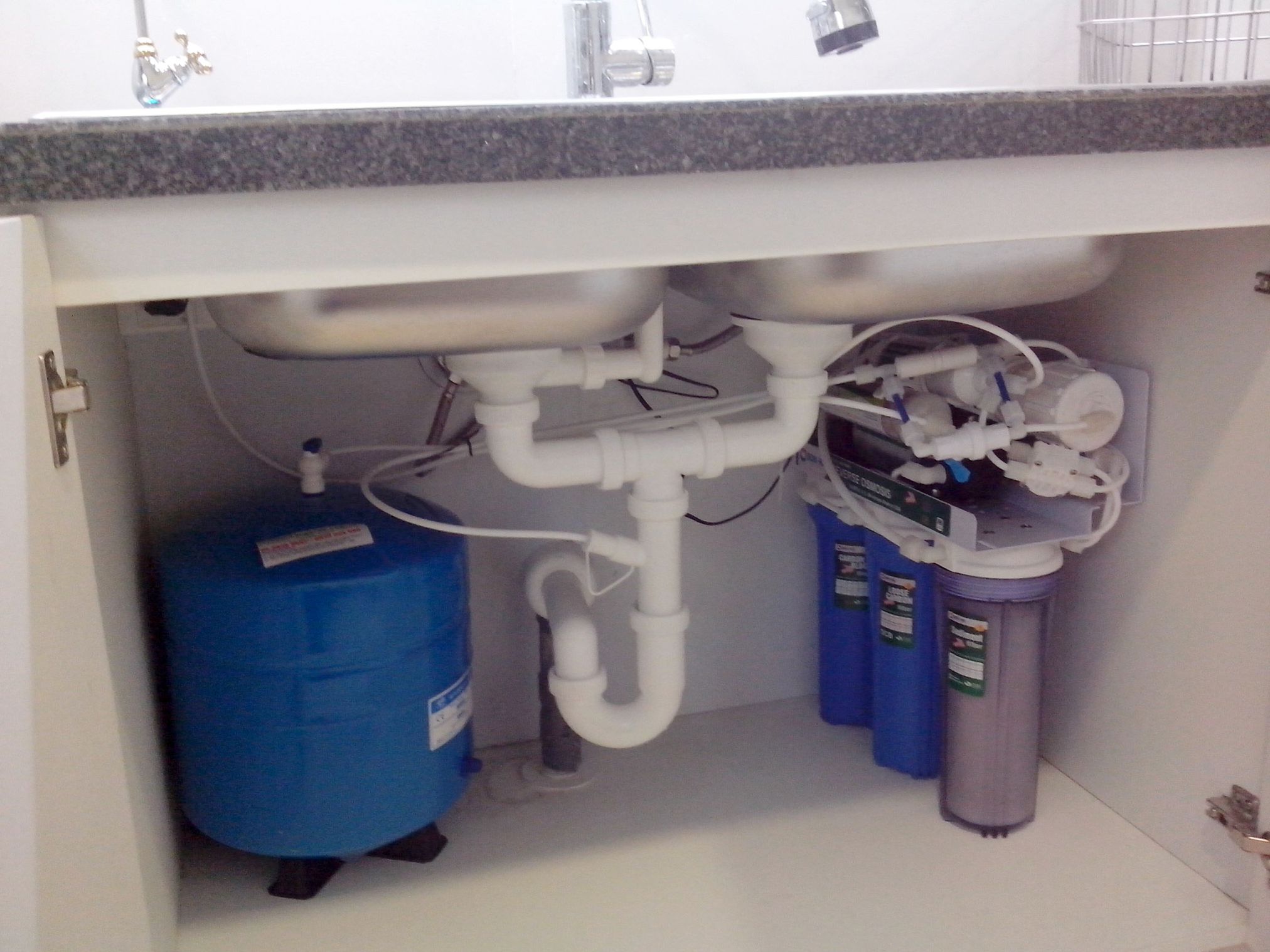 Máy lọc nước uống ngay lắp đặt tại tủ bếp